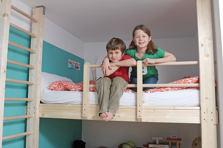 Zwei Kinder in einem Etagenbett