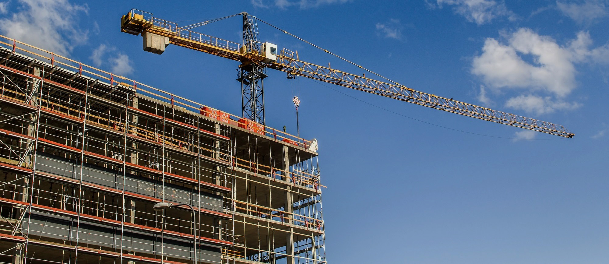 Baustelle eines Hauses von unten fotografiert