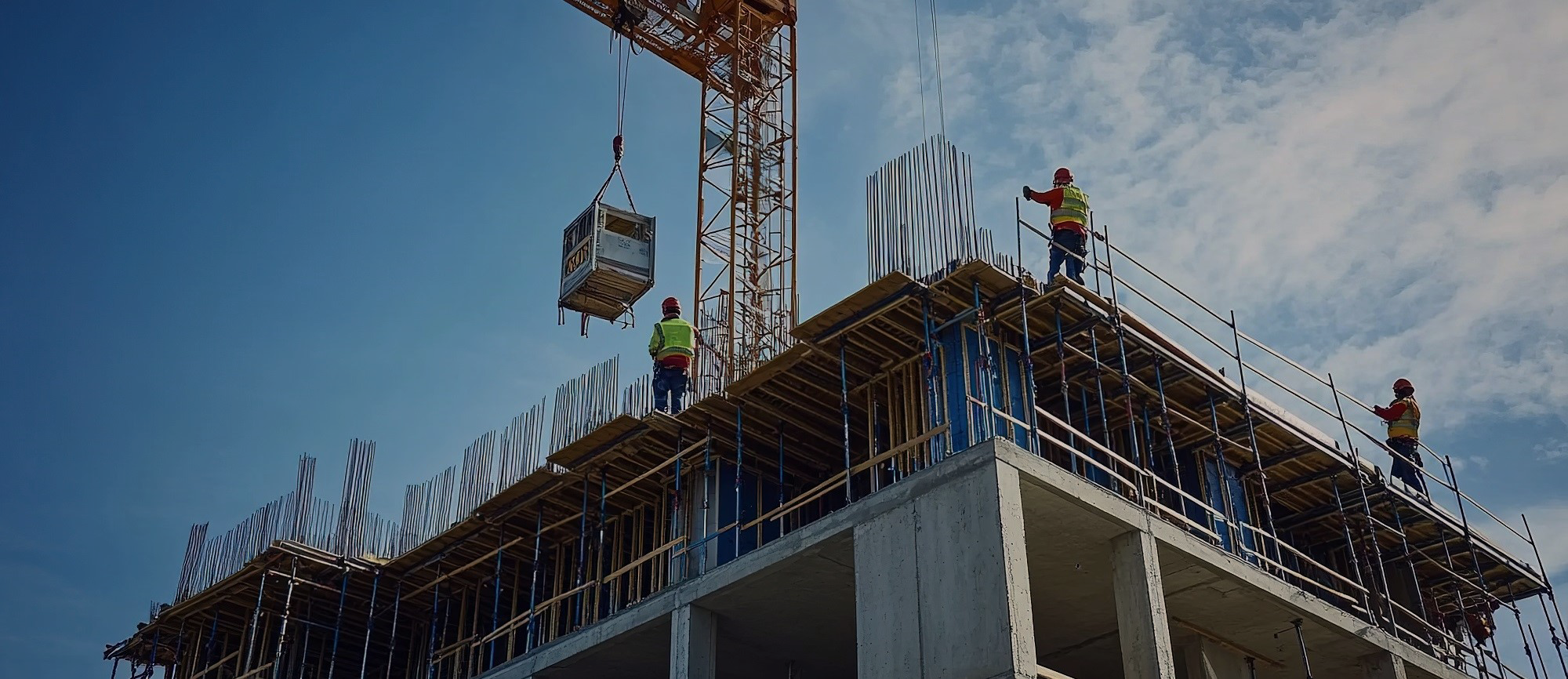 Baustelle eines Hauses von unten fotografiert