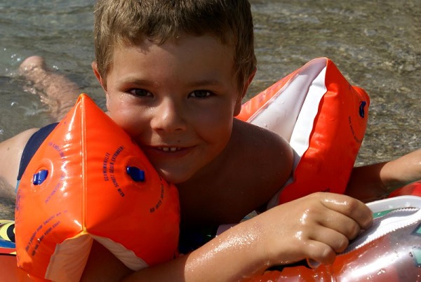 Kleinkind mit Schwimmlernhilfen