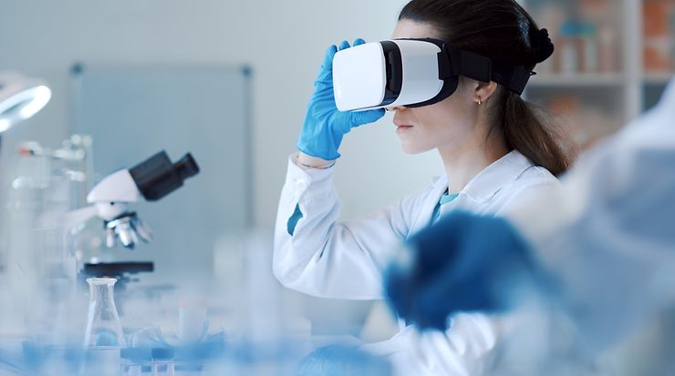 Frau trägt Virtuelle Brille in Labor