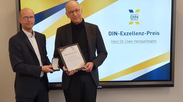 Dr. Volker Seibicke überreichte Dr. Uwe Hempelmann den DIN-Exzellenz-Preis