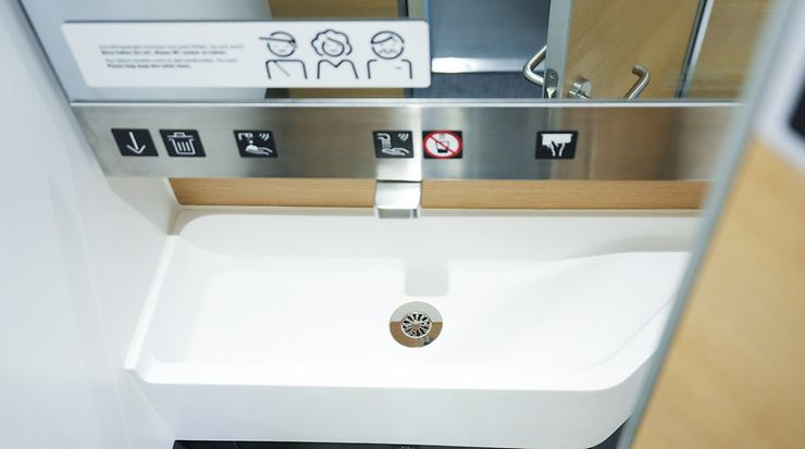 Ansicht einer WC-Armatur in einem Zug der Deutschen Bahn