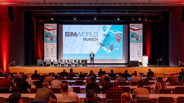 Ein Speaker auf der Bühne auf der BIM World 2023