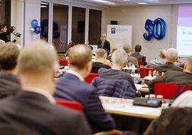 Dr. Bettina Hoffmann am Podium beim 50 jähirgen Jubiläum des DIN-Verbraucherrats