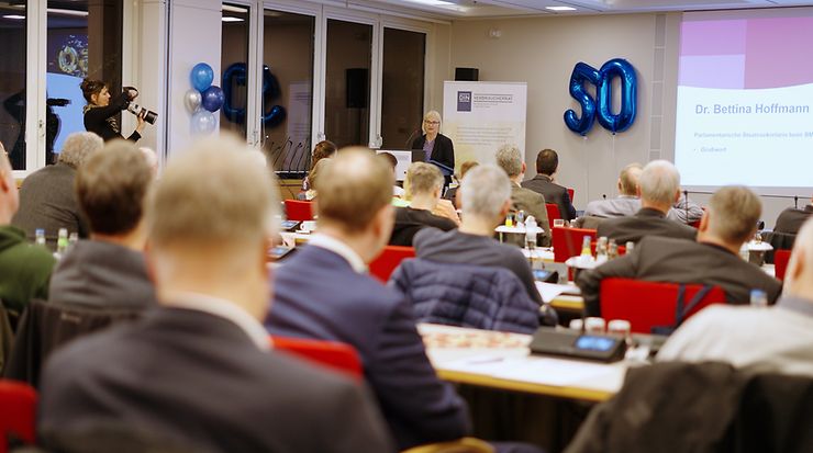 Dr. Bettina Hoffmann am Podium beim 50 jähirgen Jubiläum des DIN-Verbraucherrats