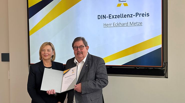 Dr. Bärbel Wernicke überreicht den DIN-Exzellenz-Preis an Eckhard Metze.