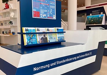Abbildung des Exponats Normung und Standardisierung auf einen Blick aus der Ausstellung im NormenWerk bei DIN. 