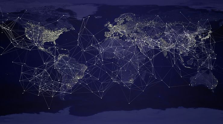 Weltkarte bei Nacht mit leuchtenden Städten, die mit geraden Linien verbunden sind